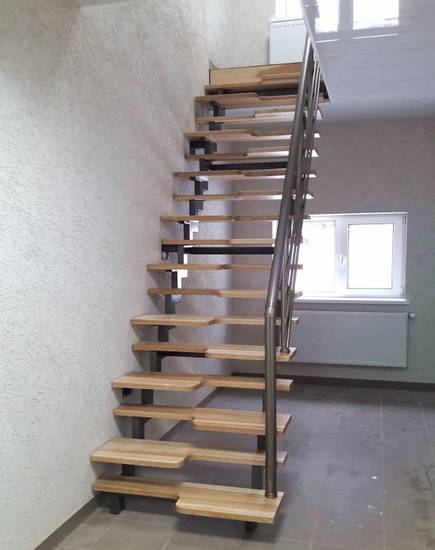 Лестница гусиный шаг с дереванными ступеньками