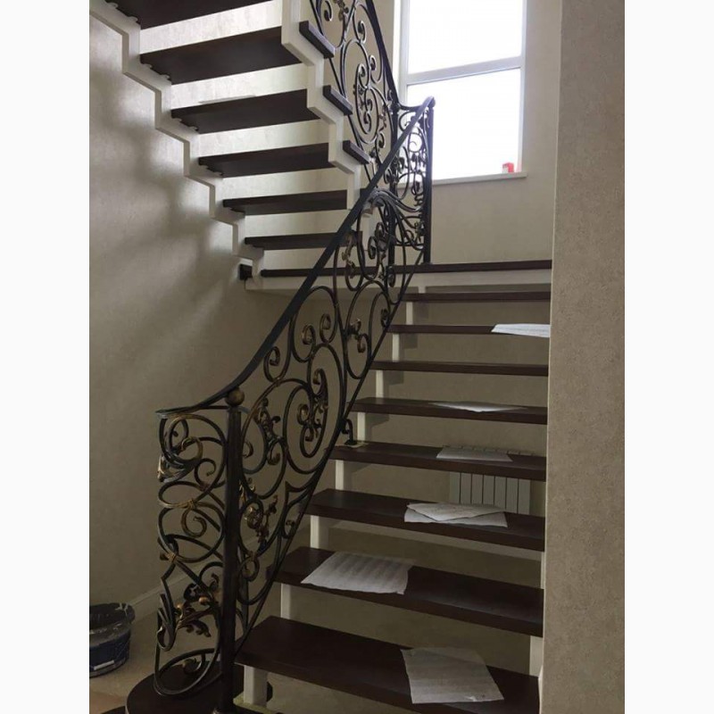 Маршевая металиичсекая лестница в дом