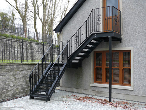 Маршевая металиичсекая лестница на улицу с двумя площадками