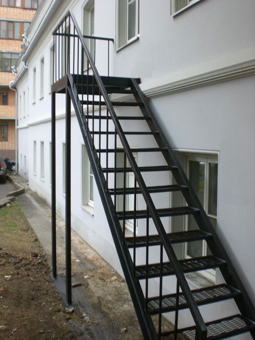 Маршевая металиичсекая лестница на улицу с одной  площадкой