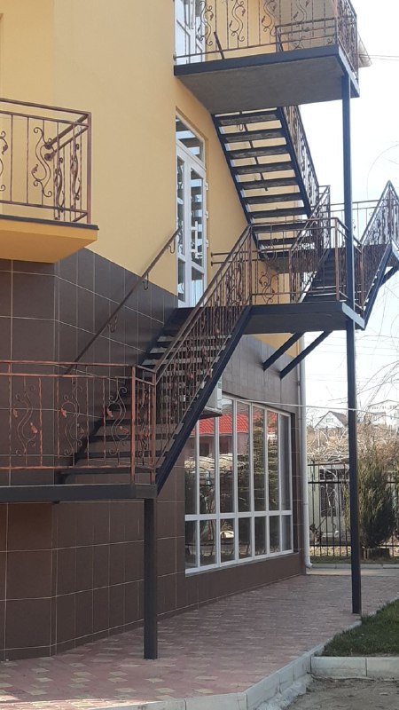 Маршевая металиичсекая лестница на улицу с тремя и болееплощадками
