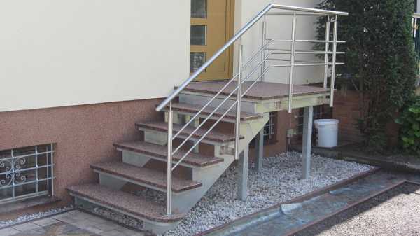 Маршевая металиичсекая лестница входная группа боковая, с адюминевыми перилами и гранитными ступеньками