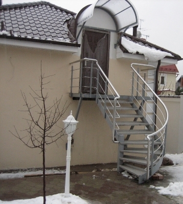 Маршевая металиичсекая лестница на улицу с поворотными, забежными ступенями и перилами из нержавеющей стали