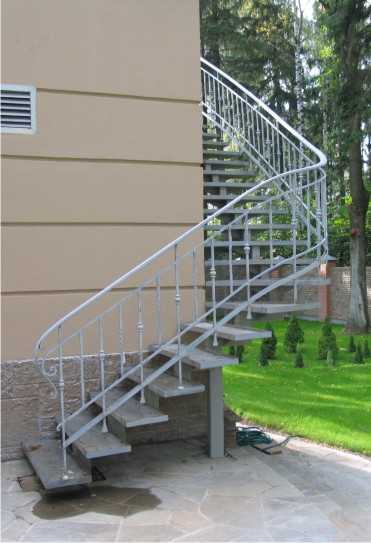 Маршевая металиичсекая лестница на улицу боковая поворотная конструкция - косоур