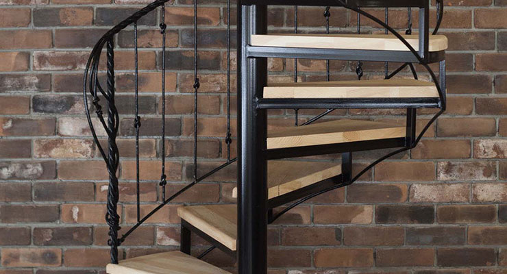 Винтовая кованая лестница со ступеньками из дуба в стиле лофт