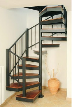 Металичческая винтовыая лестница с прямыми, металлическими перилами и деревянными ступеньками