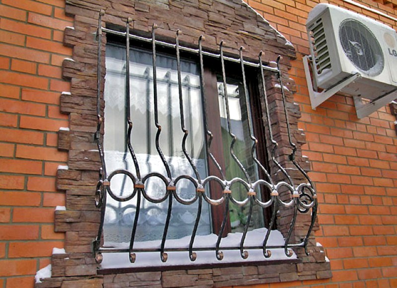 Кованые решетки на окна в Одессе. Цена с установкой