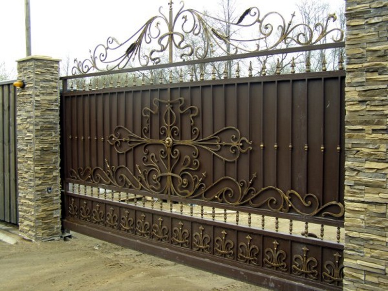 Откатные кованые ворота обшитые листовым металлом