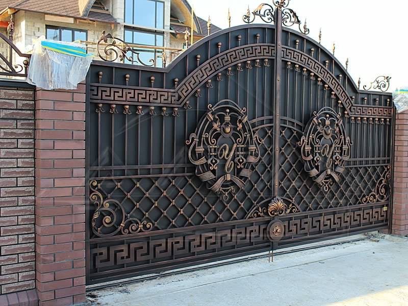 Кованые дорогие ворота с гербами, обшитые листовым металлом. Ворота с меандрами