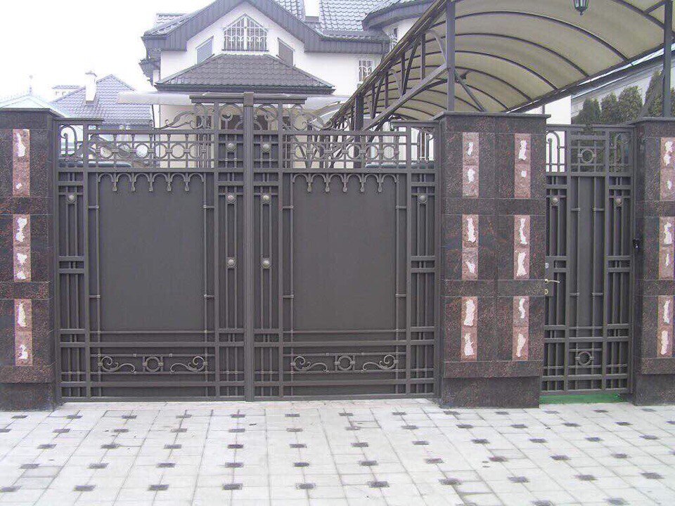 Класические кованые ворота, строгиею Обшитые металлом коричневого цвета. Ковка Одесса