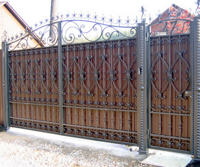 Кованые ворота с профнастилом. Кованые ворота с калиткой обшитые профнастилом.