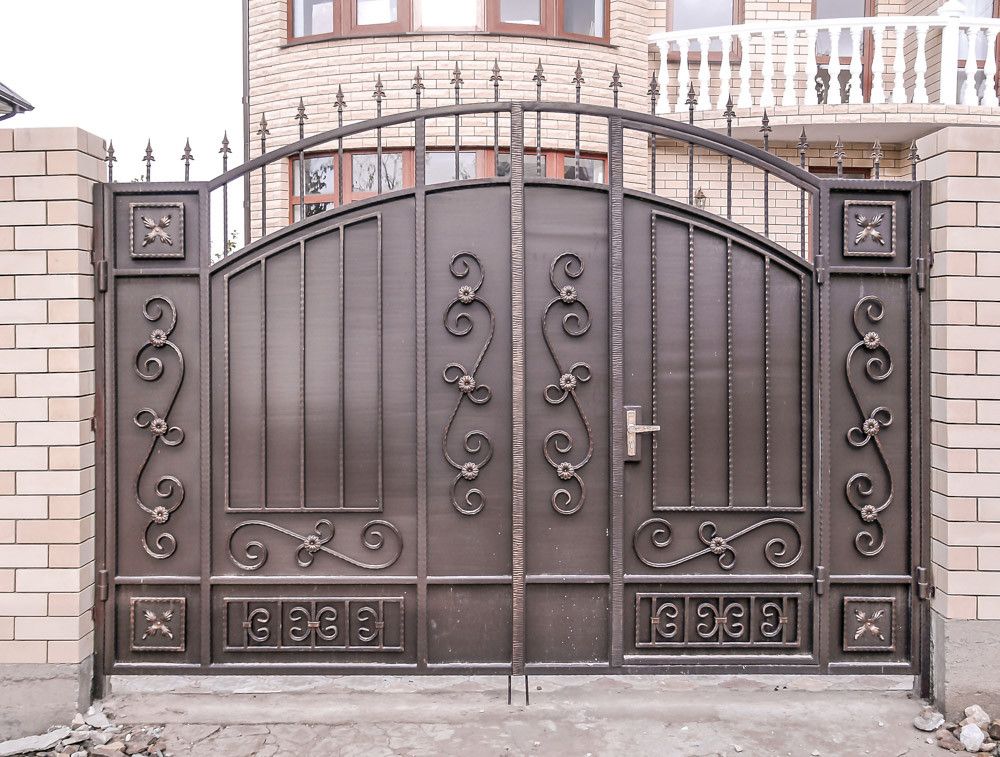 Класические кованые ворота, строгиею обшитые металлом коричневого цвета. Ковка Одесса